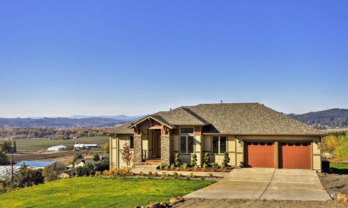 Gaston House | Chic Willamette Valley Home w/Deck & Vineyard!