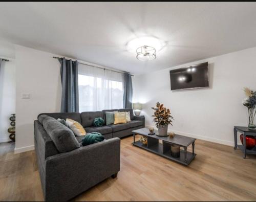 Stony Plain House | Chiccityescape3BDRM King