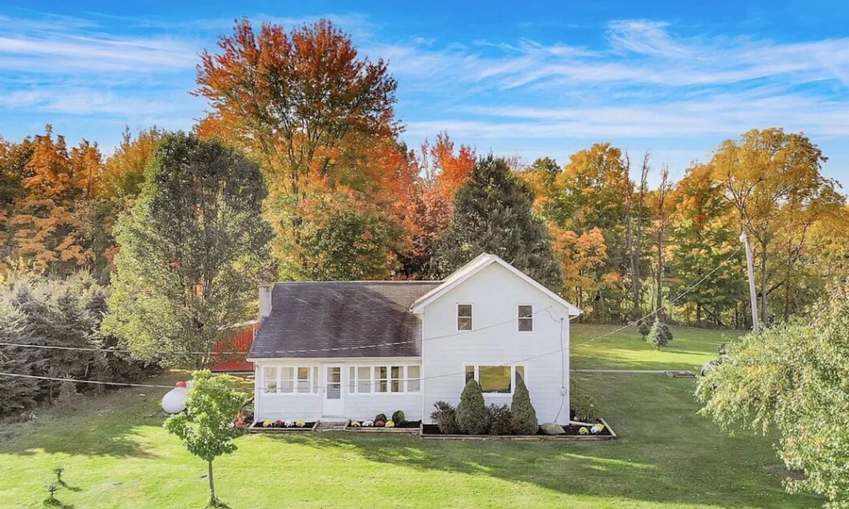 Benton Harbor House | Christmas Tree Farm - Evergreen Escape