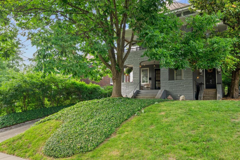 Hyde Park Apartment | Cincinnati Apartment: 1 Mi to Hyde Park Square!