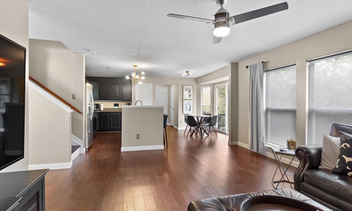 Roselawn Finance House | Cincinnati · Oakley · 5-Bed Home · Extended Stay