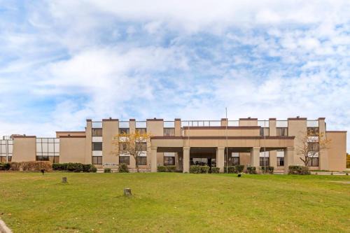 Lansing Hotel | Clarion Hotel & Conference Center Lansing West