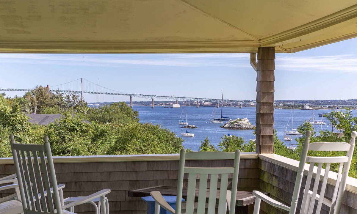 The Dumplings House | Classic Victorian with Gorgeous Waterviews!