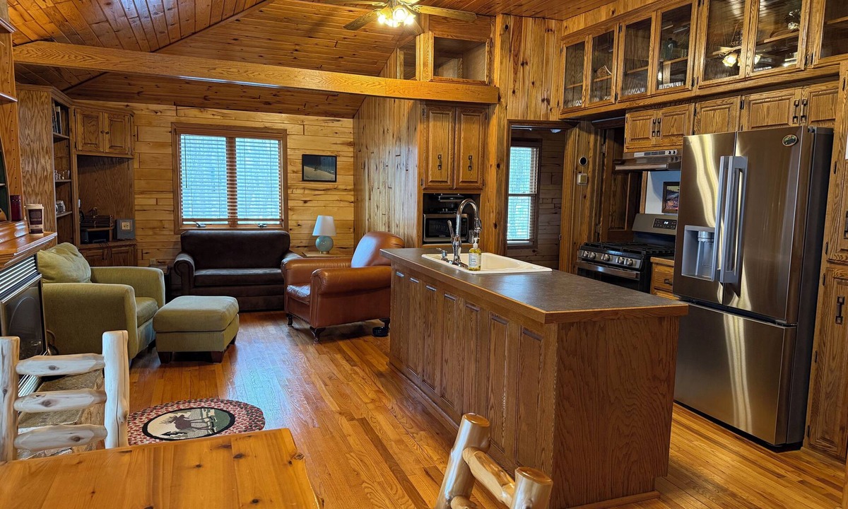 Hillman Cabin | Classically Charming, Private Cabin to Enjoy Nature - Boats + Pets Welcome