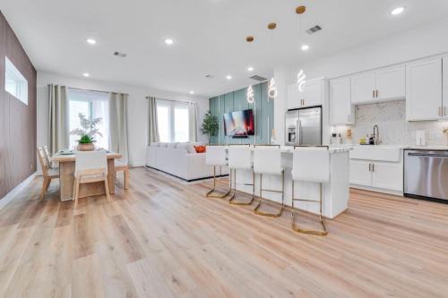 OST - South Union House | Classy 4BD 3.5BA with Soak Tub Backyard and Game Room