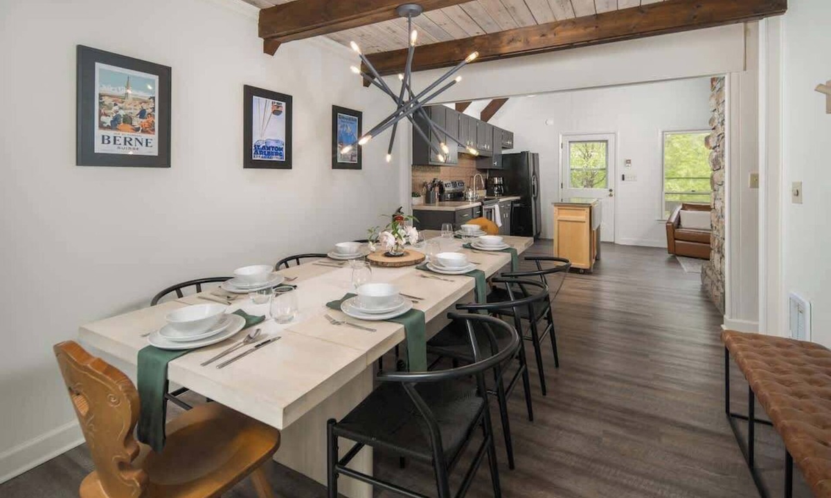 Beech Mountain Ski Chalet | Classy Chalet-Hot Tub-Pets-Close to Slopes!