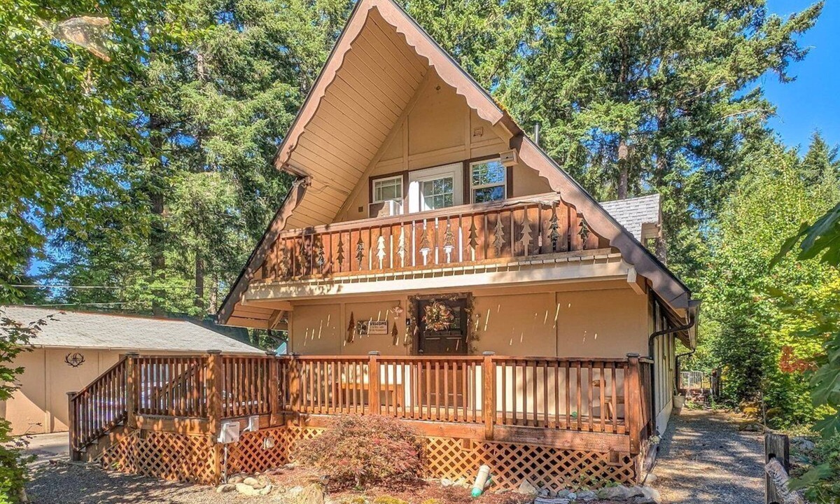 Packwood Cabin | Coal Creek Chalet | Creek, AC, Pet Friendly