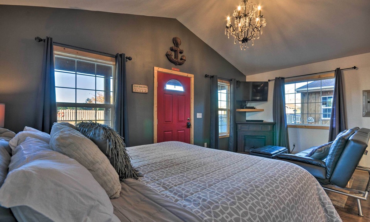 Long Beach Apartment | Coastal Retreat in Long Beach: Walk to Attractions