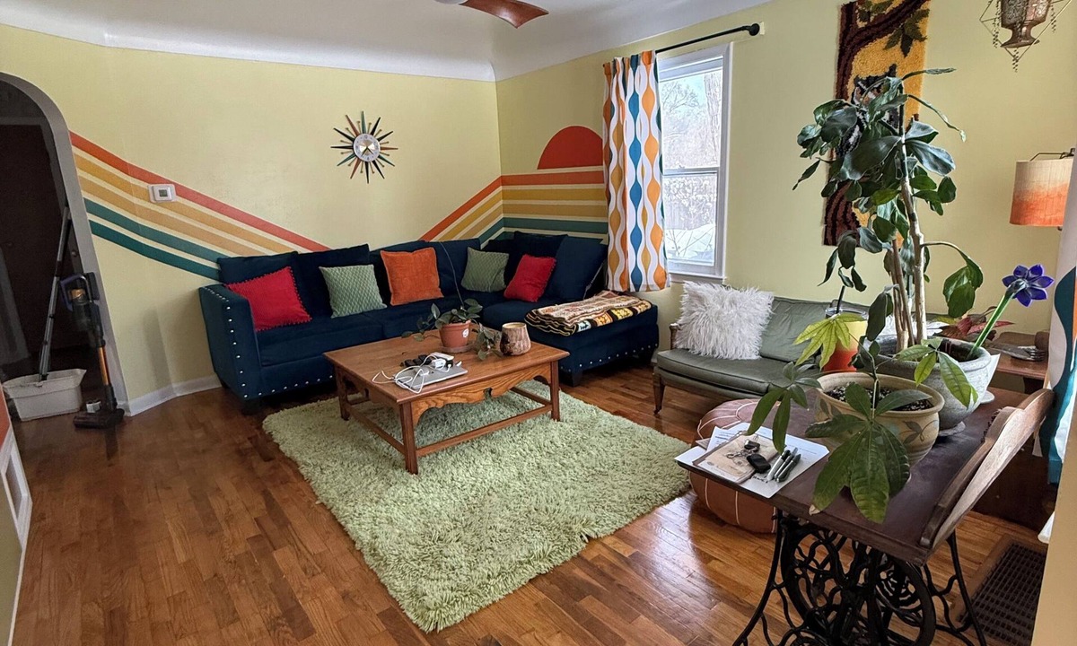 Grand Rapids House | Colorful Quirky 2-bdrm house. Sleeps 6. Private yard. 2 miles from dwtn GR.