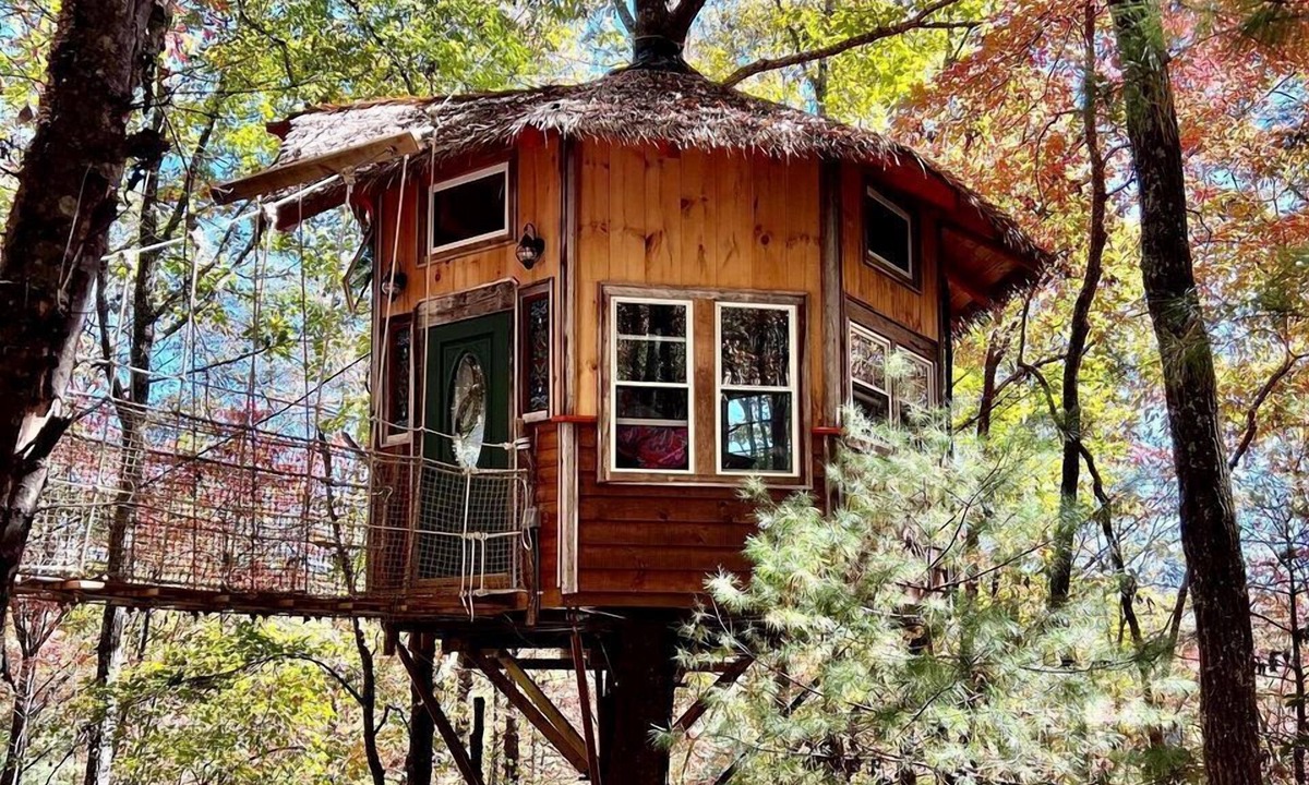 Copperhill Cabin | Colorful Treehouse with Beautiful Mountain Views in Copperhill, Tennessee
