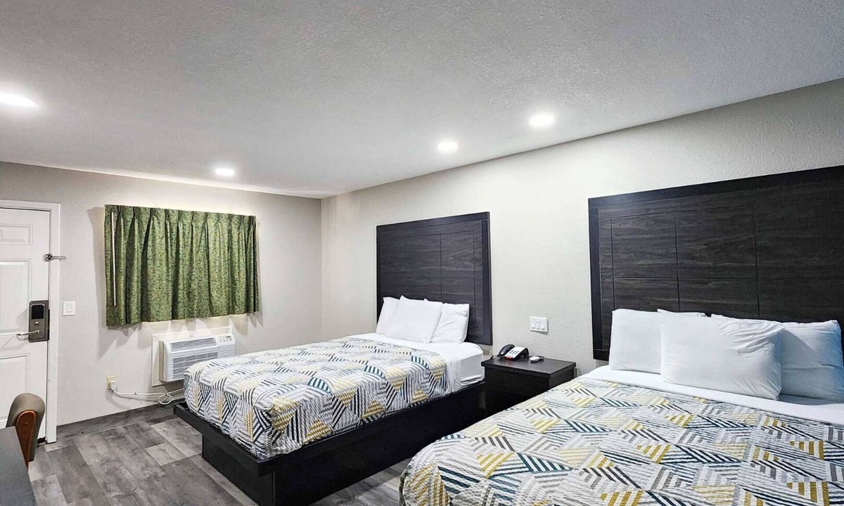 Wharton Hotel | Comfortable and Suiting Stay! Free Breakfast and Parking!