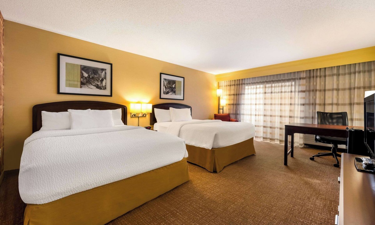Novi Hotel | Comfortable Room with Swimming Pool, Pet-Friendly, Near Fountain Walk