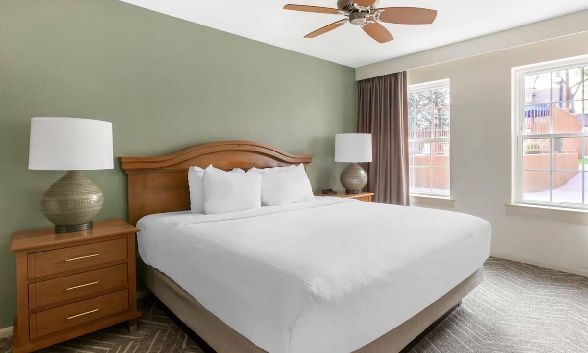 Northeast Santa Fe Hotel | Comfortable Suite Ideal for Exploring Downtown Santa Fe – Walkable Locale