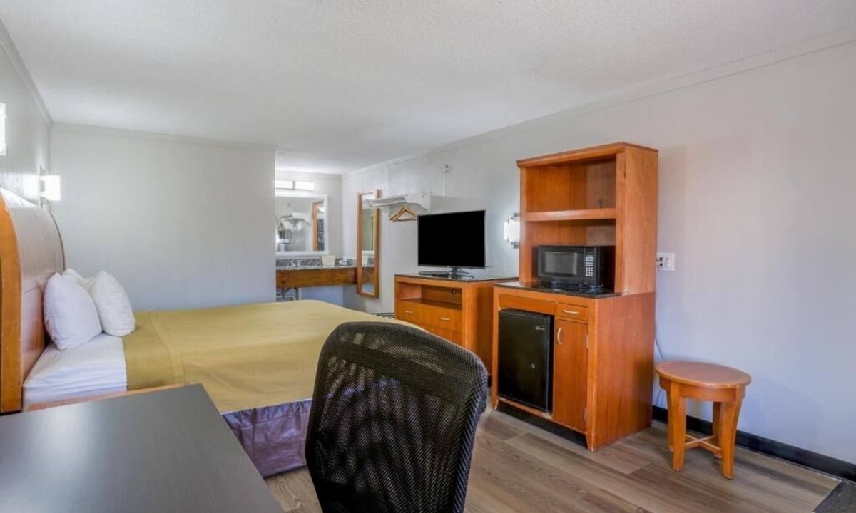 Richmond Hotel | Comfortable Two-Room Stay for Leisure or Work near Attractions with Free Parking
