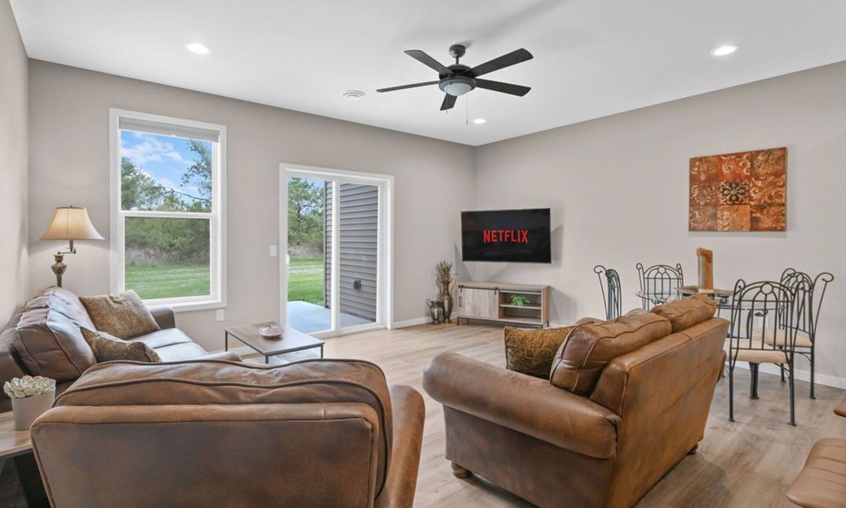 Plover House | Comfy 3BR/2BA Plover Townhome w/Attached Garage, A/C & Modern Kitchen