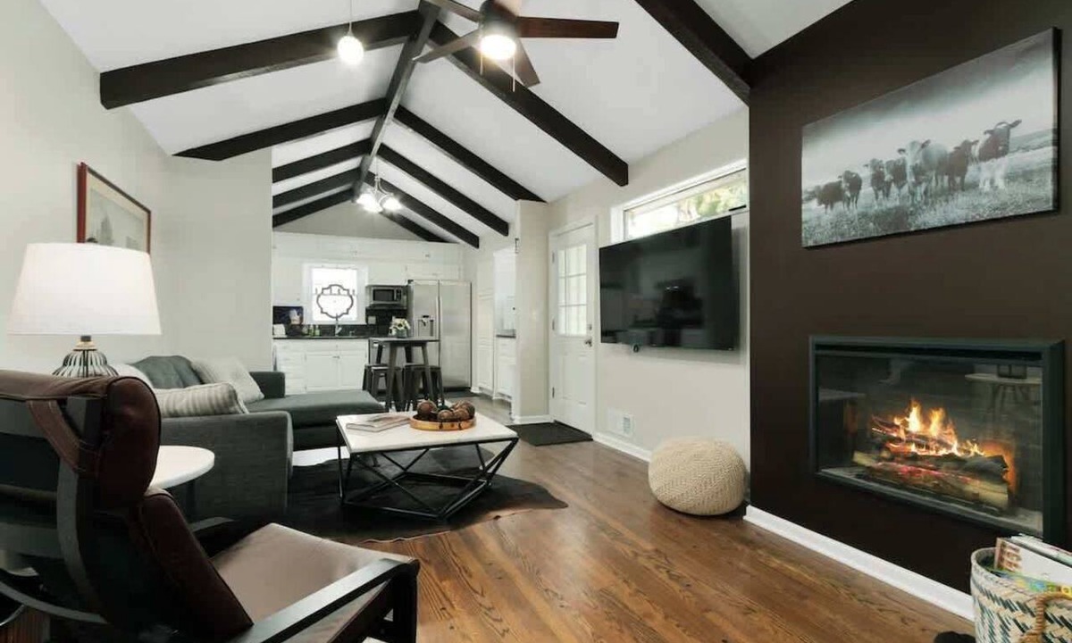 Nall Hills House | Comfy Home Mins Downtown Sleeps 6 Explore KC