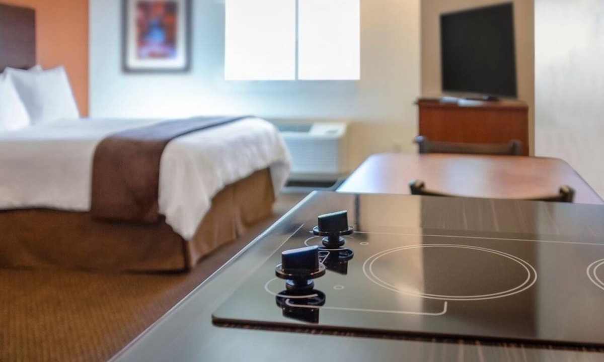 Sturtevant Hotel | Comfy Room Unit w/Kitchenette Near Racine