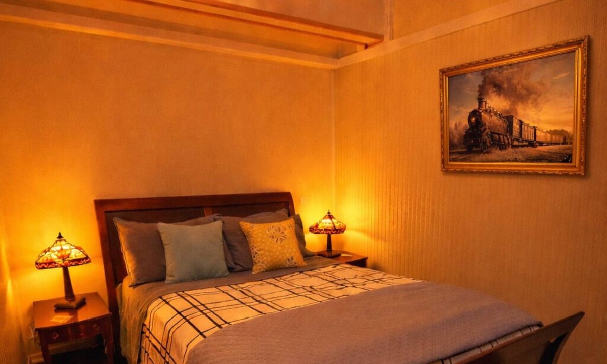Westlake Cabin | Conductor’s Quarters - Historic Lakefront 1-Bdrm with Kayaking near Florence