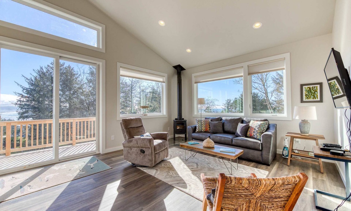 Oceanside House | Contemporary built dog friendly house with partial ocean views