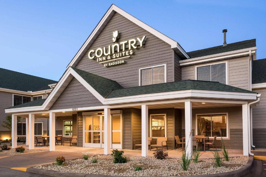 Chippewa Falls Hotel | Country Inn & Suites by Radisson, Chippewa Falls, WI