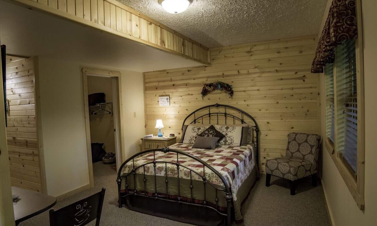 Helmsburg Apartment | Couples Getaway with Outdoor Hot Tub!