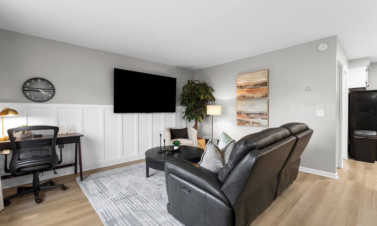 Mount Clemens Apartment | Cozy 1BR by Downtown Mt.Clemens | Hollywood Suites