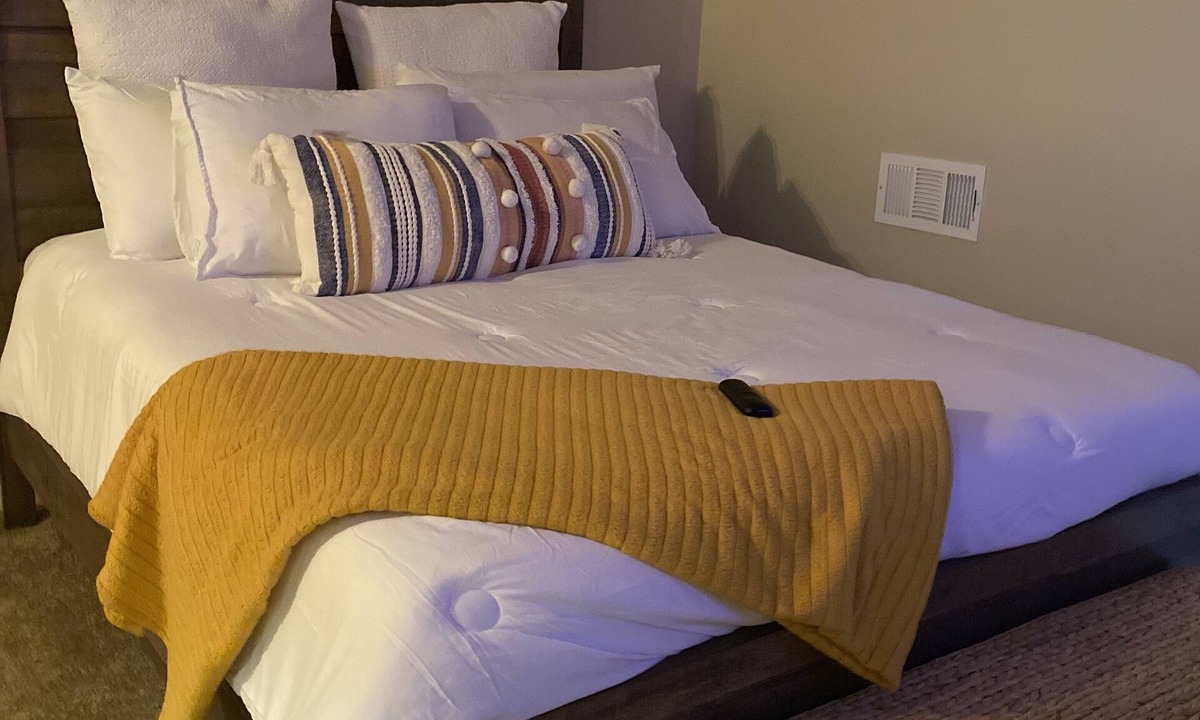 Bayview Apartment | Cozy 2 bedroom condo w/pool table