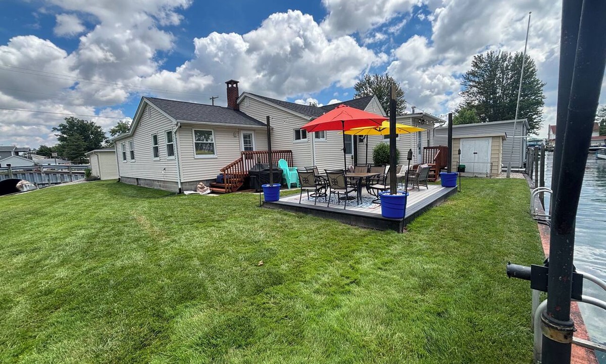 Algonac House | Cozy 2 bedroom corner canal cottage in gorgeous Algonac with AC.