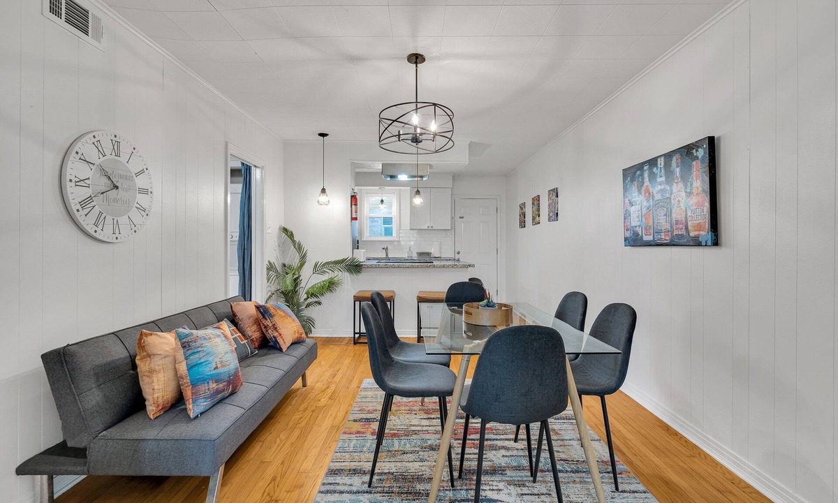 Fillmore Apartment | Cozy 2BR Gentilly home with parking. King + queen, 10 mins to French Quarter by car.