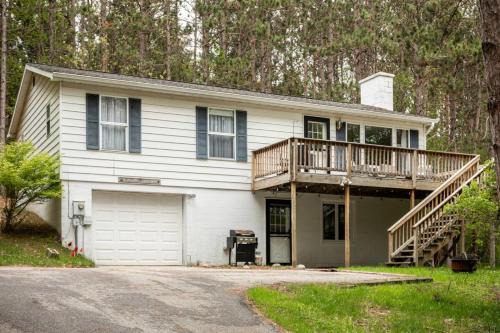 Frankfort House | Cozy 3BR Grill Yard Games Walk to Downtown Lake MI