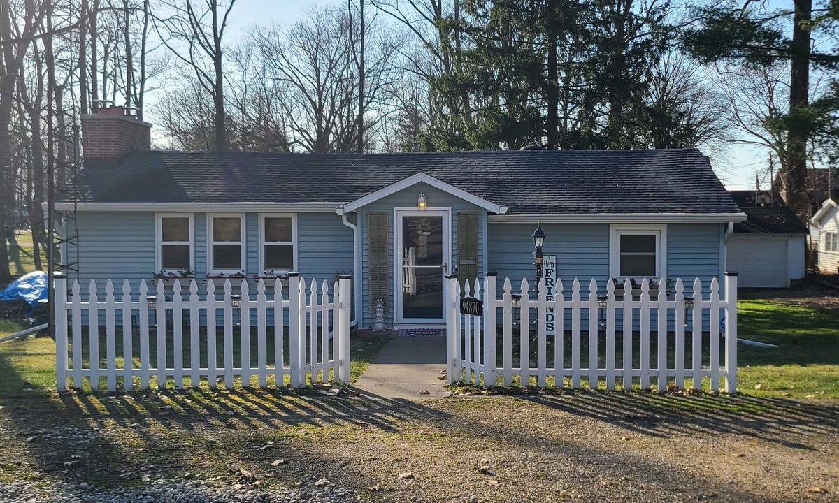 Sister Lakes Cottage | Cozy 4-season Cottage in Dowagiac, MI - 25 miles from Notre Dame & St. Joseph’s