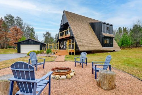 Nekoosa House | Cozy A-Frame Cabin: Steps to Lake Camelot Beach!