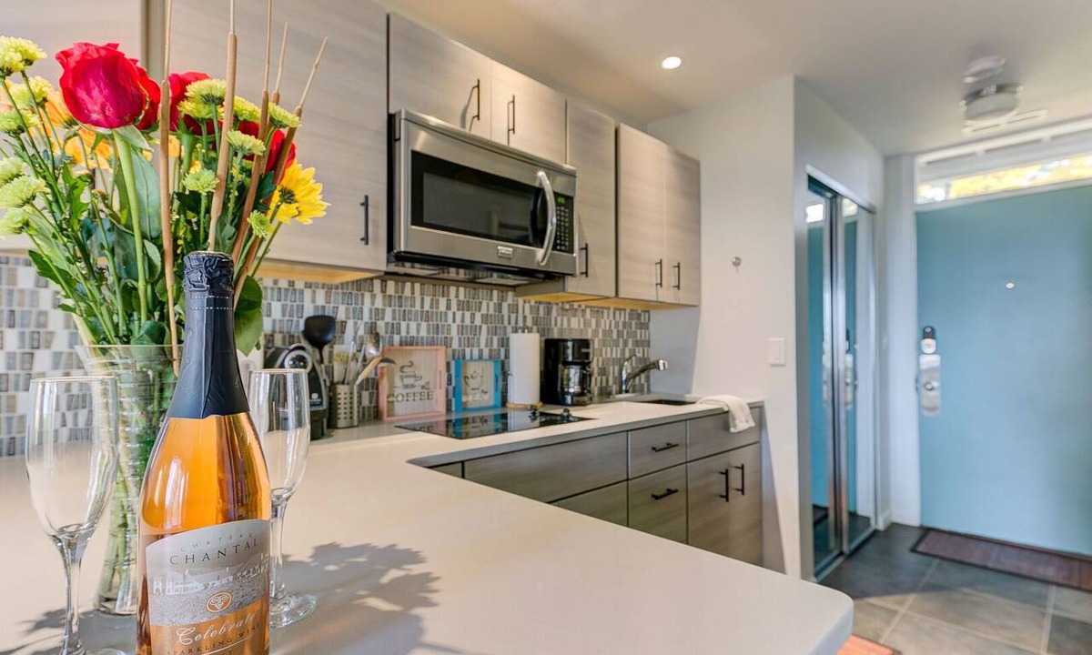 Acme Condo | 🏖️ Cozy Aviation ✈ Stylish Lake View Condo @ The Shores
