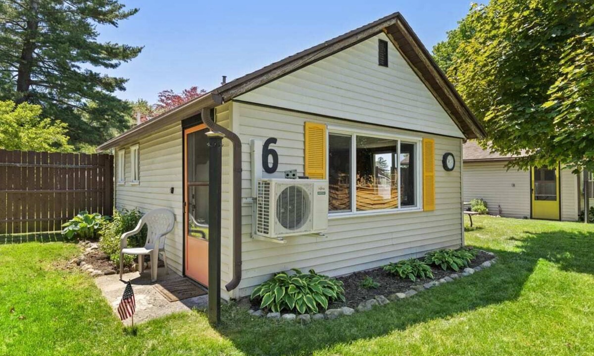 Chippewa Lake Cabin | Cozy Cabin for 2- Small walk from Chippewa Lake