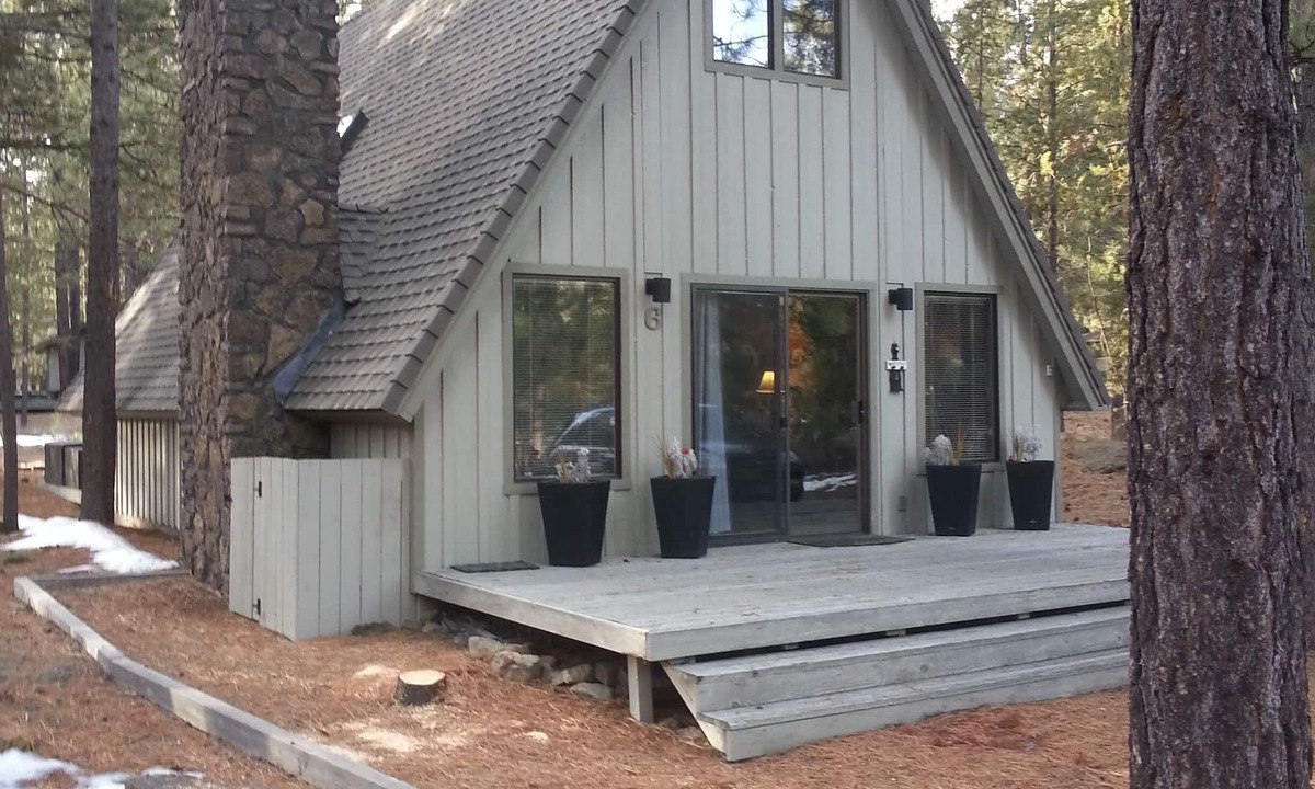 Sunriver Cabin | Cozy Cabin For 6, Hot Tub, Fireplace, SHARC passes, Free Wifi, Bbq, Bikes, Pets