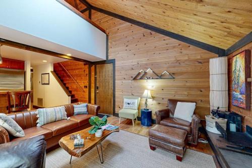 Overlook Park House | Cozy cabin in Sunriver with SHARC amenities washer&dryer & dog-friendly