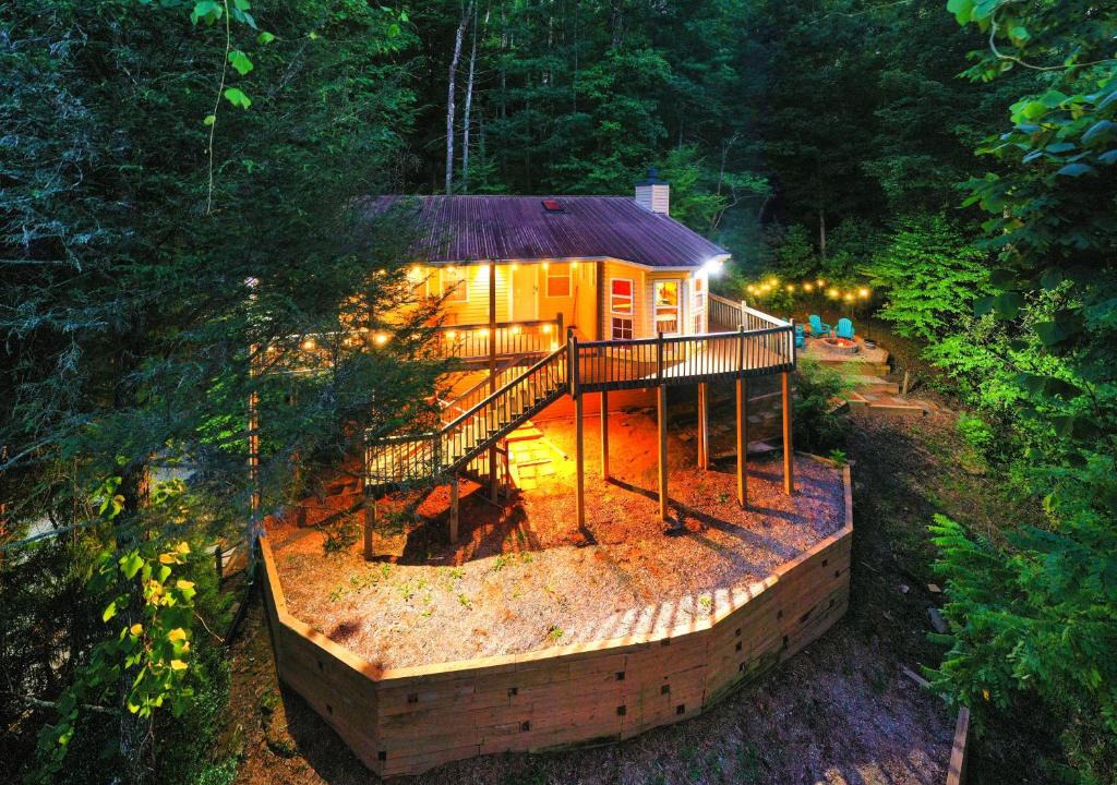 Blue Ridge House | Cozy Cabin Retreat - Hot Tub, Fireplace & Fire Pit