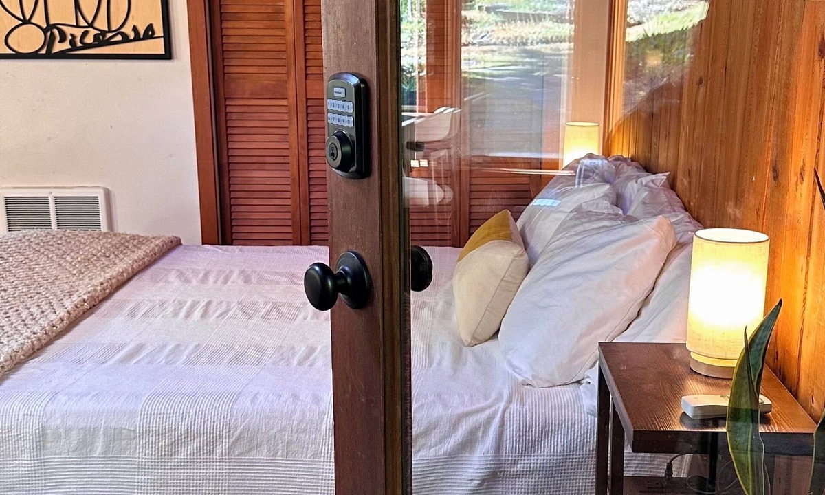 Eugene Cabin | Cozy Cabin Vibes! Walk to Hayward, Autzen, Matt Knight, anywhere on campus.