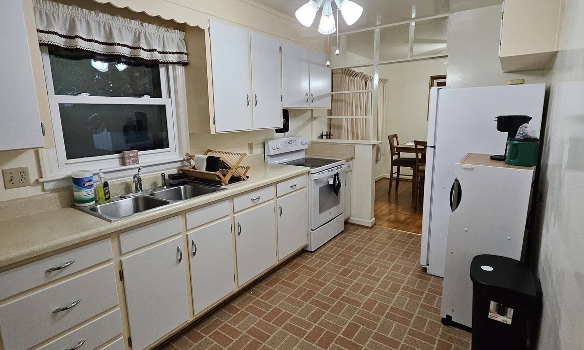 Roanoke House | COZY COMFORTABLE HOME FOR TRAVEL PROFESSIONALS