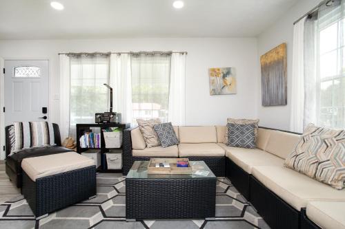 Knoxville House | Cozy Corner Spacious Area Outdoor Lounges