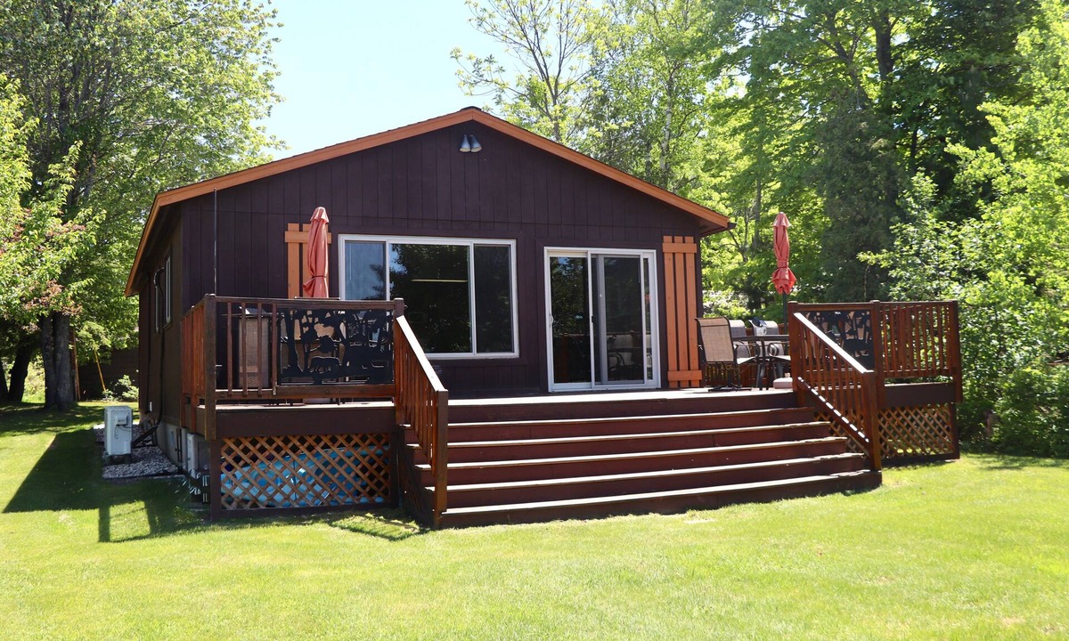 Duluth Cabin | Cozy & Cute 2-bedroom Cabin minutes from Duluth with beautiful sandy beach