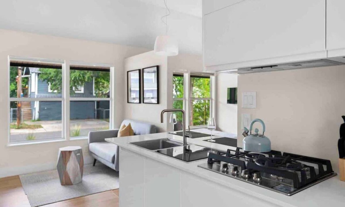 West Campus Apartment | Cozy Downtown Studio - near UT