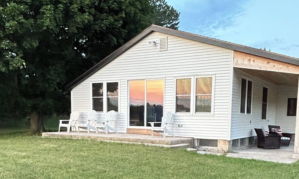 Mayfield House | Cozy Farmhouse on 120 acres- minutes from Traverse City, water, ski, ATV trails