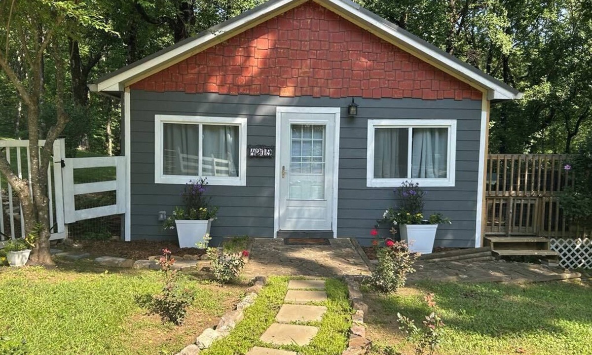 Jasper Cabin | Cozy Guest House cabin on 15 acre farm-stay Sanctuary