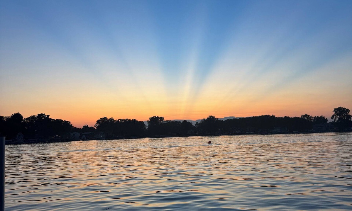 Fremont Cottage | Cozy Lakefront Cottage With Breathtaking Sunsets!