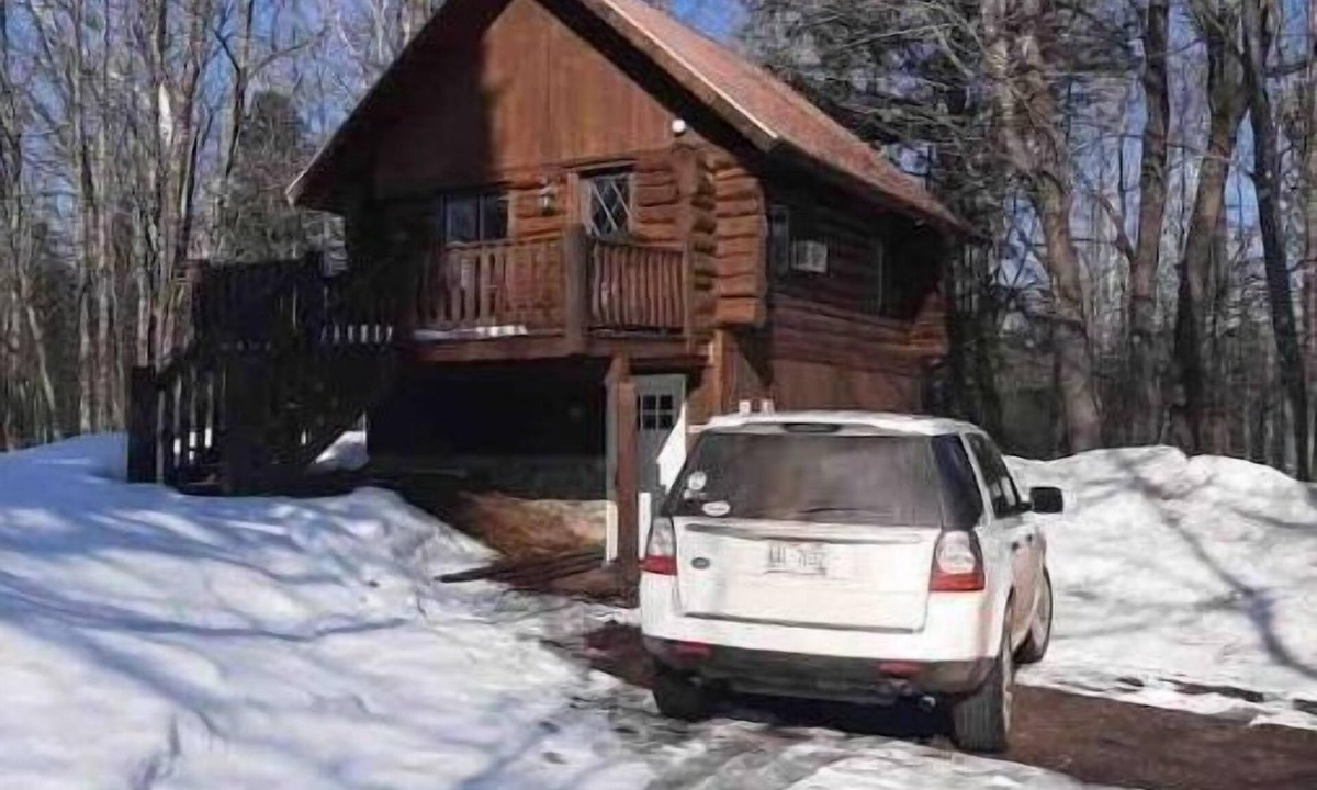 Hurley House | Cozy Log Cabin, Private but Close to Town