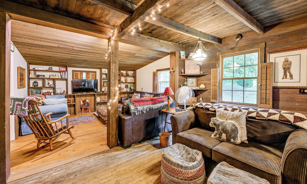 Franklin Cabin | Cozy Log Living: 2BD Nantahala Escape w/trails