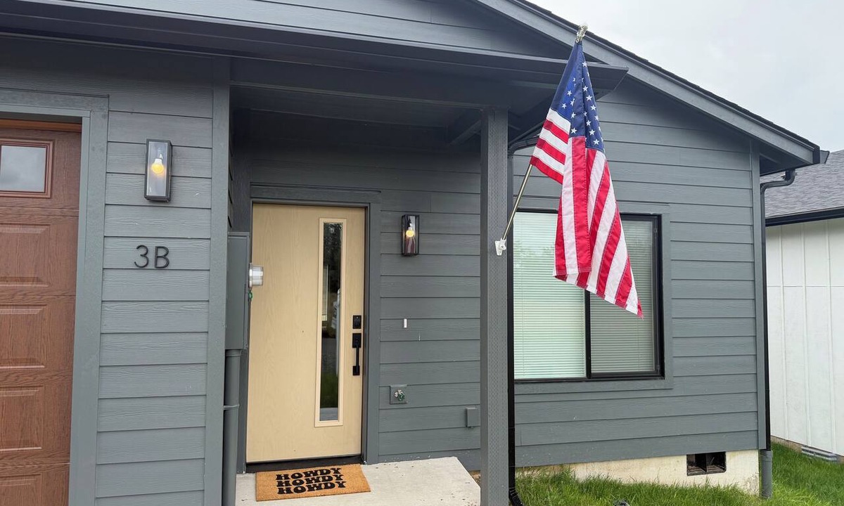Cathlamet Condo | Cozy Modern 2-bedroom condo in charming Cathlamet