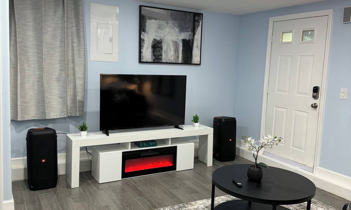 Bohemia Apartment | Cozy Modern Studio - Near MacArthur Airport