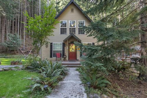 Enumclaw House | Cozy Mountain Cabin with Jacuzzi and Beautiful Outdoor Space in Enumclaw, Washington